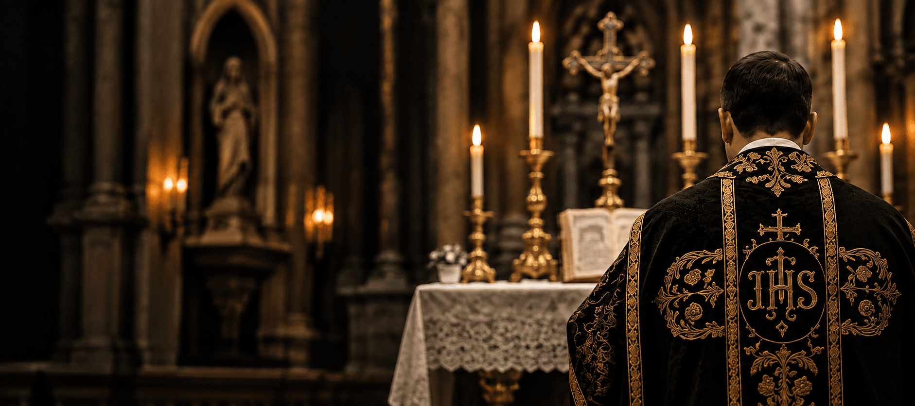 Altar de igreja católica com toalha de renda e castiçais acesos