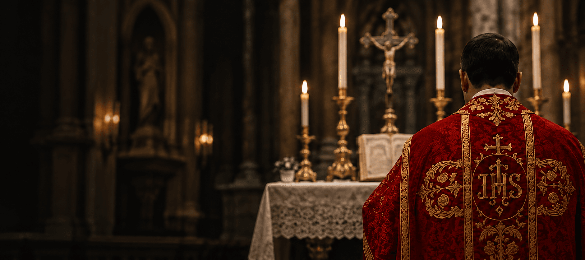 Altar de igreja católica com toalha de renda e castiçais acesos
